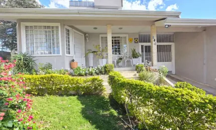 Residência Ampla e Versátil – Ideal para Moradia ou Comércio no Bairro Bacacheri