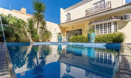 Casa à Venda na Penha com 4 Quartos, 4 Suítes, Piscina aquecida, Edícula, Salão de Festas e 4 Vagas de Garagem