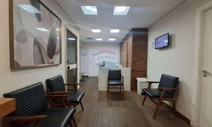 Conjunto comercial de 140 metros para locação com 6 salas, 3 vagas de garagem, 7 banheiros, recepção com sala de arquivo, sala de espera e copa.