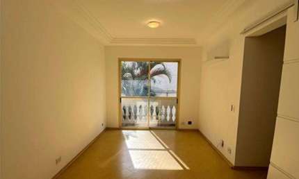 Apartamento de 65 metros com 2 quartos, 1 suíte, 2 banheiros, sala com dois ambientes, cozinha mobiliada e área de serviço.