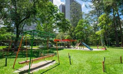 ** Apartamento de 3 Dormitórios sendo 1 Suíte com 2 Vagas de Garagem - 140m² de Área Privativa - Condomínio Clube com uma Área Verde Espetacular!! **