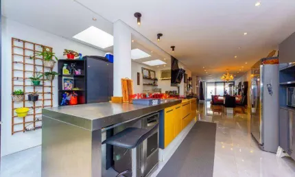 ** Lindo Sobrado Reformado de 4 Dormitórios sendo 2 Suítes com 2 Vagas de Garagem - 169m² de Área Construída -  Área Gourmet + Jacuzzi **
