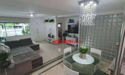 ** Lindo Sobrado de 3 Suítes com 3 Vagas de Garagem - 180m² de Área Construída - Excelente Localização com Fácil Acesso à Diversas Vias e Bairros **