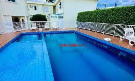 Belo Sobrado em Condomínio Fechado no Bairro Centro em Bertioga com 71m² de Área Construída - 2 Suítes e 2 Vagas de Garagem - Churrasqueira e Piscina