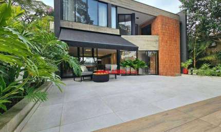 Sobrado Esplendoroso com Magnífico Projeto Elaborado por Arquitetos MOBILIADO - 3 Suítes com Closet - 3 Vagas de Garagem - Área Gourmet com Jacuzzi