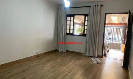 Belo Sobrado de 3 Dormitórios com 1 Vaga de Garagem - 80m² de Terreno (4x20) e 110m² de Área Construída - Quintal com Edícula - 1.2km de Dois Metrôs