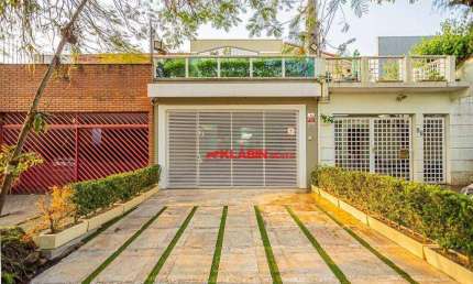 Sobrado Sofisticado com Área Gourmet - 5 Dormitórios sendo 1 suíte com 2 Vagas de Garagem - 231m² de Área Construída e 169m² de Terreno