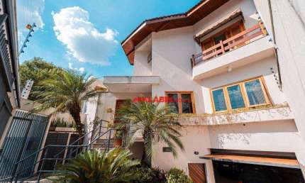 Sobrado com 420m² de Área Construída - 3 Suítes - 6 Vagas de Garagem - Quintal com Área Gourmet e Piscina - Excelente Localização no Planalto Paulista