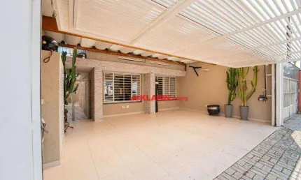 Belo Sobrado Reformado de 3 Dormitórios sendo 1 Suíte com 2 Vagas de Garagem Cobertas - 159m² de Área Construída - Quintal com Churrasqueira - Edícula