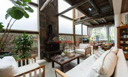 Casa com 4 Quartos sendo 4 Suítes e 4 Vagas de Garagem - 326m² de Área Construída - Quintal com Churrasqueira e Piscina - Boa Localização no Planalto