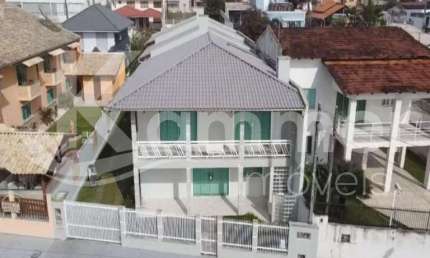 Sobrados à venda em Penha na praia do Quilombo, são 8 dormitórios divididos em 3 sobrados, apenas 50m da praia