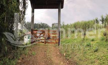Chacará à venda em São João do Itaperiú, com 4 hectares de área total, possui lagoa e um galpão