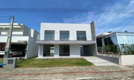 Excelente sobrado mobiliado com 3 dormitórios em condomínio fechado, Balneário Piçarras