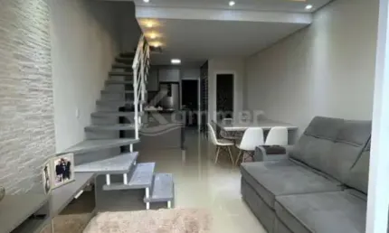 Sobrado mobiliado em balneário piçarras, 2 dormitórios sendo 1 com móveis sob medida, closet e sacada