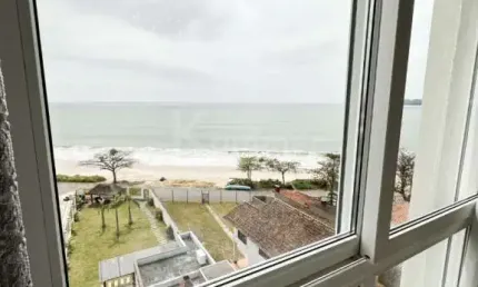 Cobertura de luxo pé na areia em Penha com piscina Privativa