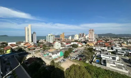 Apartamento mobiliado em balneário piçarras com vista mar, 2 quartos e ampla área de lazer.