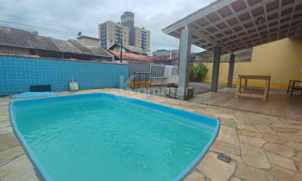 Casa no centro de Balneário Piçarras, com piscina, apenas 300 metros do mar