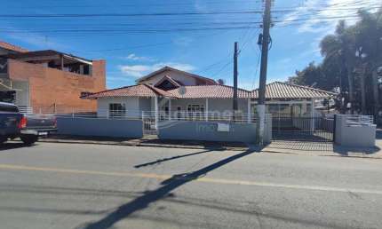 Duas casas no Centro Barra Velha, com 3 quartos cada.