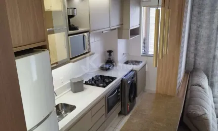 Desfrute da tranquilidade de morar no condomínio Vila Açoriana Comfort Club pé na areia. Apartamento finalmente mobiliado, equipado e decorado