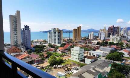 Apartamento mobiliado e climatizado em Balneário Piçarras, com 2 quartos, lazer completo.