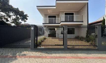 Imperdível oportunidade: Casa de luxo com 4 quartos e 2 suítes na Armação, Penha-SC! 240m², 4 banheiros, 4 vagas.