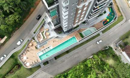 Apartamento de luxo mobíliado: Com 3 suítes, 2 salas, 2 vagas de garagem, 121m² de área.