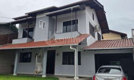 Casa à venda com 4 quartos e 3 vagas de garagem no Centro de Penha-SC!
