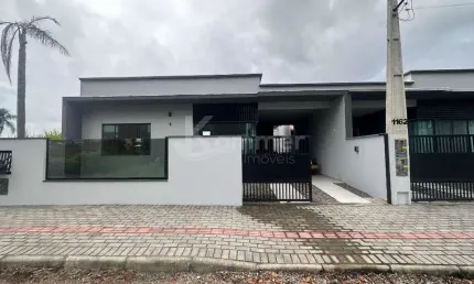 Casa à venda em balneário piçarras-sc, itacolomi: 2 quartos, 1 suíte, 1 sala, 2 banheiros, 1 vaga, 85m². imperdível!