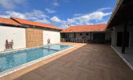Linda casa com piscina à venda em Penha-SC, bairro Armação: 4 quartos, 1 suíte, 3 banheiros, 6 vagas, 100m².