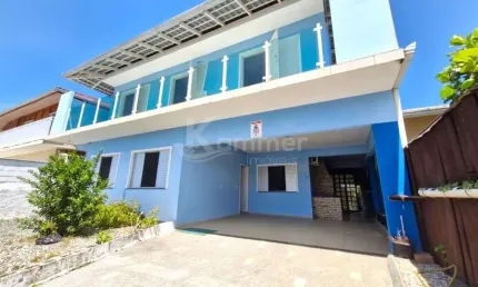 Espaçosa casa de 5 quartos com suíte e garagem em Barra Velha-SC, bairro Itajuba: 250m² de conforto e elegância!
