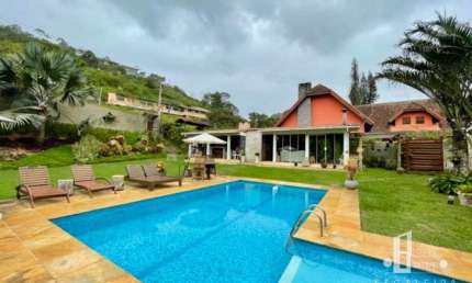 Imperdível oportunidade: Casa à venda em Teresópolis-RJ, bairro Albuquerque, 4 quartos, 2 suítes, 2 salas, 4 banheiros, 2 vagas, 150m². Venha conhecer!