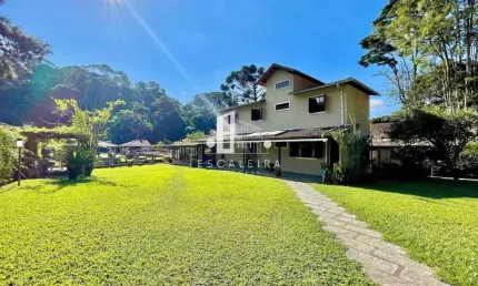Casa em Condomínio na Vargem Grande, Teresópolis-RJ: 5 Quartos, 2 Suítes, 4 Banheiros, 10 Vagas, 132m².