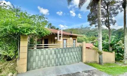 Casa térrea em condomínio: 2 quartos, 2 suítes, 3 banheiros, 2 vagas na Posse, Teresópolis-RJ - 90m²