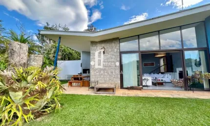 Casa de luxo em condomínio, 4 quartos e 2 suítes no Parque do Imbui - Teresópolis-RJ! Agende sua visita já!