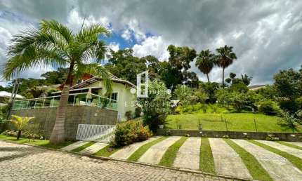 Casa em Condomínio de Alto Padrão na Cascata do Imbuí - Teresópolis-RJ: 3 quartos, 3 suítes, 5 banheiros, 7 vagas de garagem.