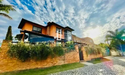 Casa de alto padrão em condomínio na várzea, teresópolis-rj: 5 quartos, 3 suítes, 4 salas, 4 banheiros, 2 vagas de garagem, 300m². venha conferir!