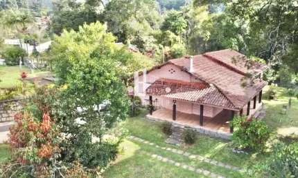 Imperdível! Casa de 4 quartos e 2 suítes na Granja Guarani, Teresópolis-RJ. 235m² e 4 vagas de garagem. Venha conferir!
