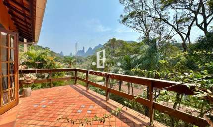 Casa em Condomínio em Teresópolis-RJ: 4 Quartos, 3 Suítes, 4 Banheiros, 2 Vagas de Garagem, 294m² de Área.