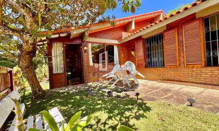 Imperdível! Casa rústica em condomínio na Posse, Teresópolis-RJ: 4 quartos, 1 suíte, 2 banheiros, 2 vagas de garagem, 102m².
