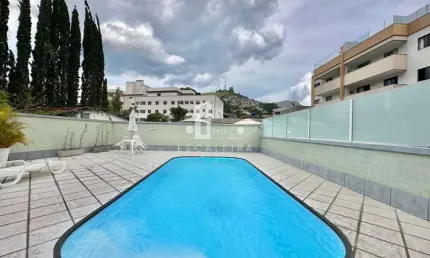 Apartamento à venda em Teresópolis-RJ: 2 quartos, 1 suíte, 2 banheiros, vaga de garagem, 59m² próximo a todo comércio do centro da cidade.