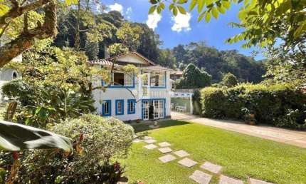Casa em condomínio no bairro Carlos Guinle, Comary em Teresópolis-RJ: 5 quartos, 4 suítes, 6 banheiros, 4 vagas de garagem, 320 m².