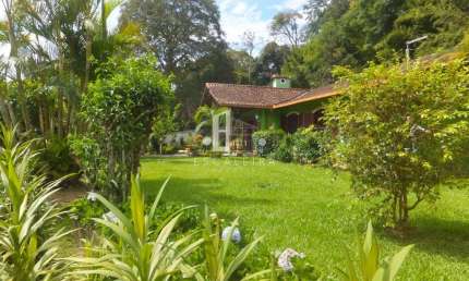 Casa à venda em Teresópolis-RJ, Parque do Imbui: 3 quartos, 1 suíte, 3 banheiros, 3 vagas, 128m². Imperdível!