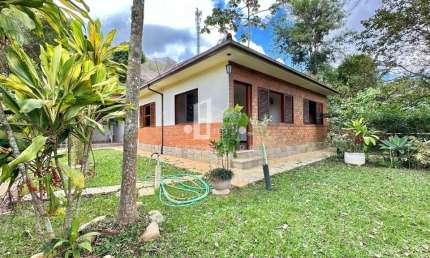 Casa à venda no Parque do Imbui, Teresópolis-RJ: 2 quartos, 1 sala, 2 banheiros, 1 vaga de garagem, 100m² de área. Confira!