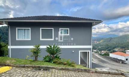 Imperdível oportunidade: Casa recém construída em condomínio de Teresópolis-RJ, 4 quartos, 1 suíte, 3 banheiros, 2 vagas, 164,41m².