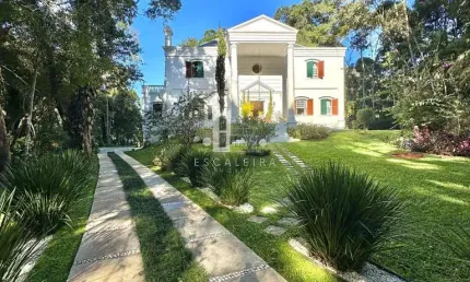 Imponente residência de alto padrão em condomínio de luxo em Teresópolis-RJ: 6 quartos, 4 suítes, 4 salas, 6 banheiros, 7 vagas de garagem e 625,00 m² de área.