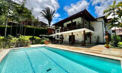 Imponente casa de alto padrão em condomínio exclusivo de Teresópolis - 494m², 6 quartos e 4 suítes!