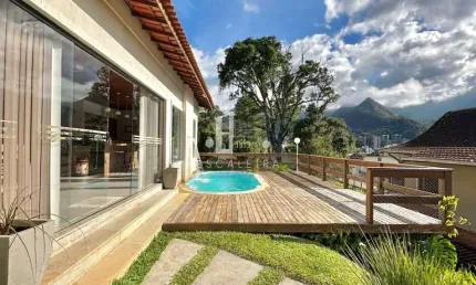 Espetacular casa à venda em Araras, Teresópolis-RJ: 3 quartos, 1 suíte, 3 banheiros, 3 vagas, espaço gourmet, piscina  e 285,58m²!