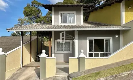 Casa  em condomínio no bairro Bom Retiro, Teresópolis-RJ: 3 quartos, 1 suíte, 3 banheiros, garagem e 162m². Condomínio com lazer!