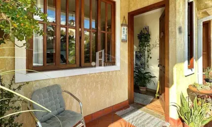 Casa em condomínio a 3 minutos do centro de  teresópolis-rj: 3 quartos, 3 suítes, 4 banheiros - 120m² - imperdível!