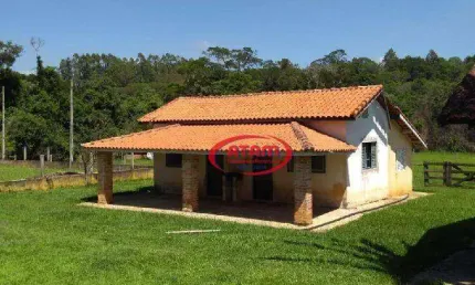Chácara (sítio) formado a 1,5 km da rodovia- quase 3 alqueires